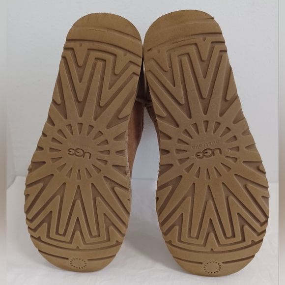 Ugg Bailey Button Tan Suede Leather Short Boots Women's Size 7 - Picture 10 of 14